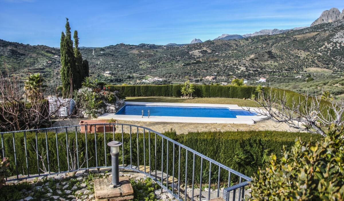 alojamiento_rural_periana_alfarnatejo_sabar_costa_sol_interior_cortijo_las_monjas_axarquia_vistas_montanas_malaga_andalucia_piscina_jardines-20200411090603