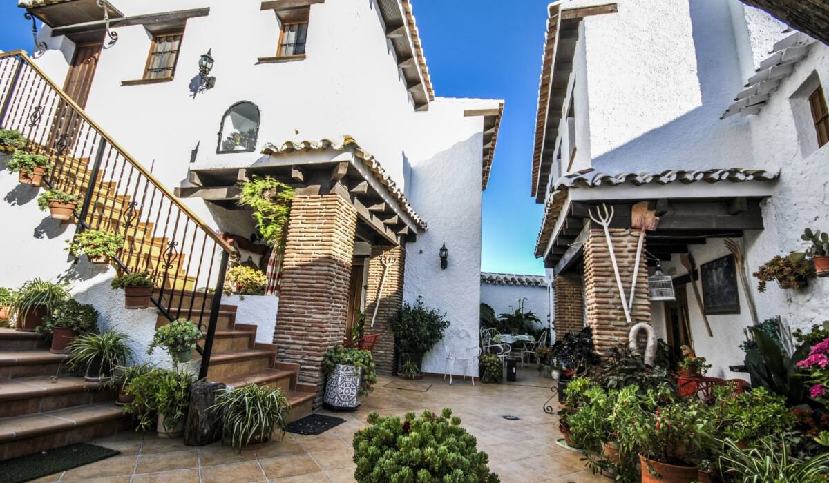 patios_interiores_andaluces_cortijo_las_monjas_macetas_flores_mayo_malaga_axarquia_andalucia_casa_rural-1-20200410114438