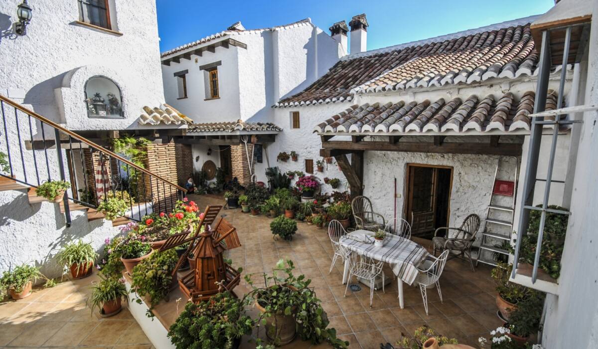 patios_interiores_andaluces_cortijo_las_monjas_macetas_flores_mayo_malaga_axarquia_andalucia_casa_rural-4-20200410122154