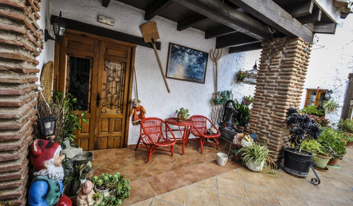 patios_interiores_andaluces_cortijo_las_monjas_macetas_flores_mayo_malaga_axarquia_andalucia_casa_rural-6-20200410120435