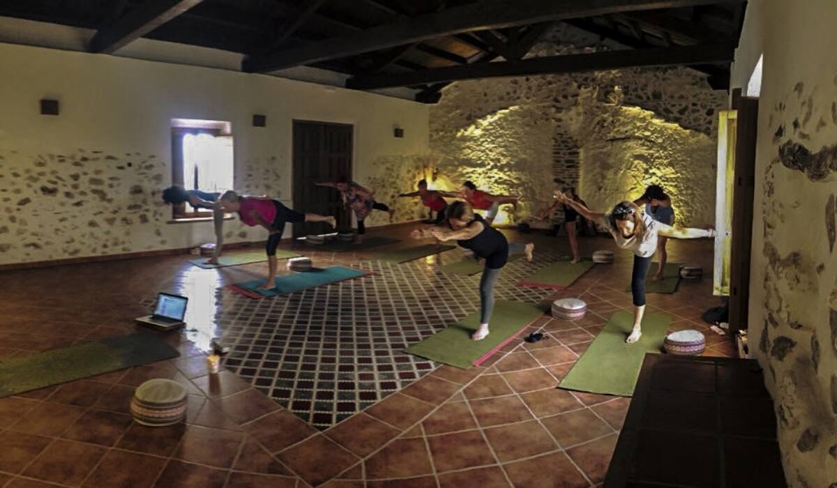 retiro_yoga_cortijo_las_monjas_sala_jardines_cursos_formacion_clases_montanas_malaga_andalucia_instructor_profesor-13-20200406183534