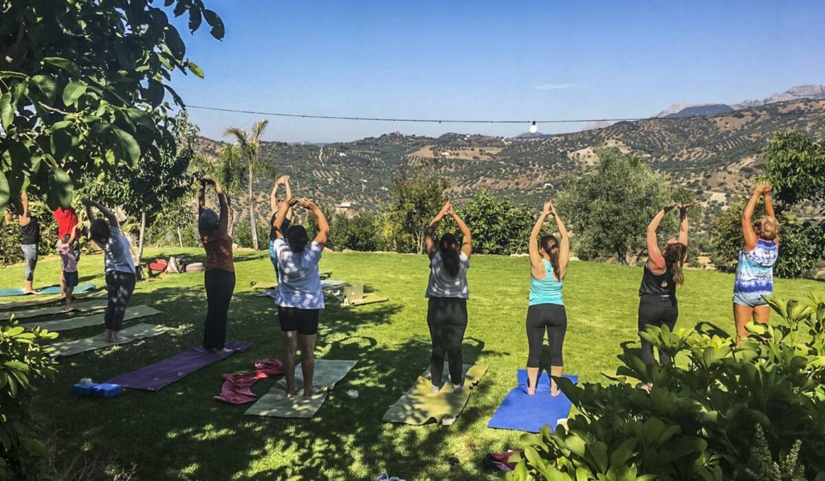 retiro_yoga_cortijo_las_monjas_sala_jardines_cursos_formacion_clases_montanas_malaga_andalucia_instructor_profesor-3-20200406185729