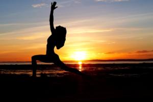 yoga-emociones-asana-guerrero-aquarianstudio